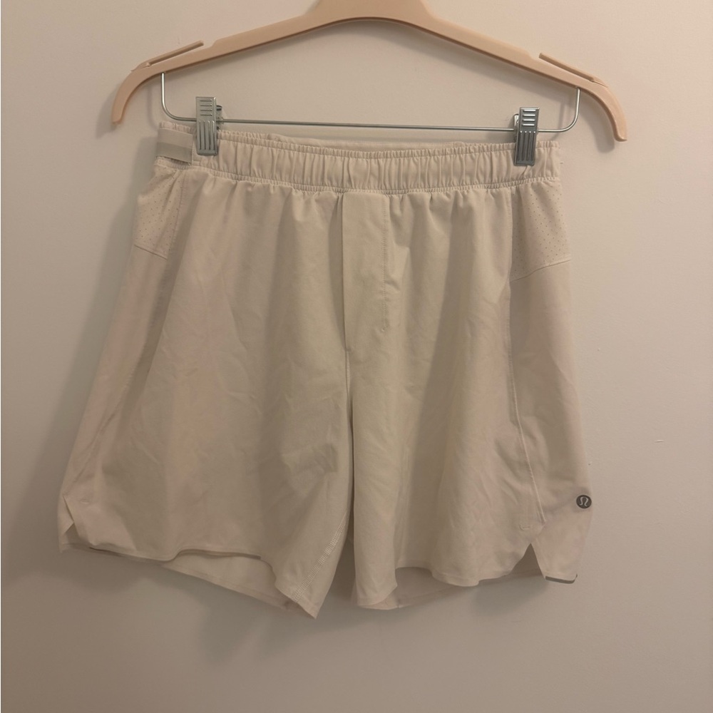 Lululemon Men’s Lined White 7 inch Inseam Athletic Shorts
